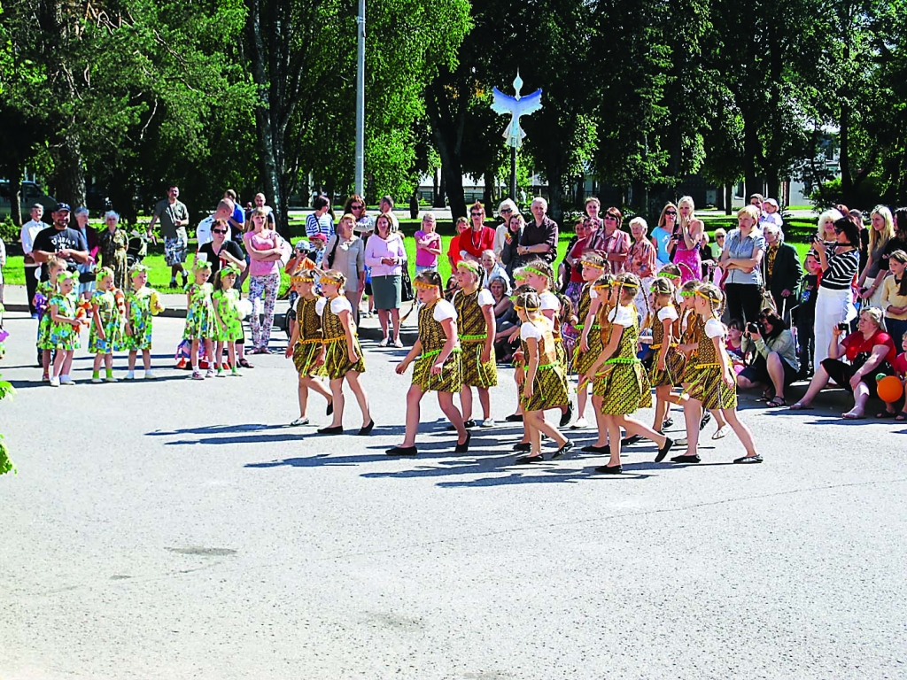 Lugažu laukumā Valkā notika vērienīgs igauņu un latviešu bērnu kolektīvu koncerts.