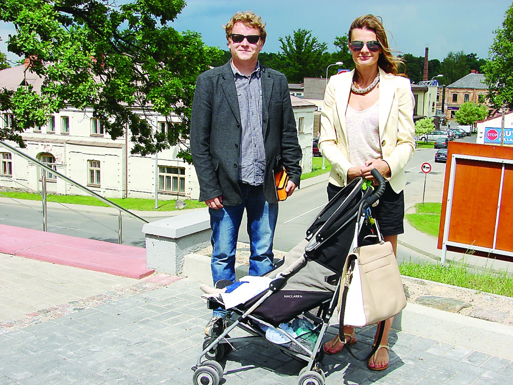 Invalīdu un viņu draugu apvienības “Apeirons” pārstāvis Tālis Bērziņš un viena no “Babyroom” dibinātājām Laura Bluša kopā ar mazuli devušies vides pieejamības tūrē pa Vidzemi, apskatot arī Smilteni.                   
Autors:  SANTA SINKA