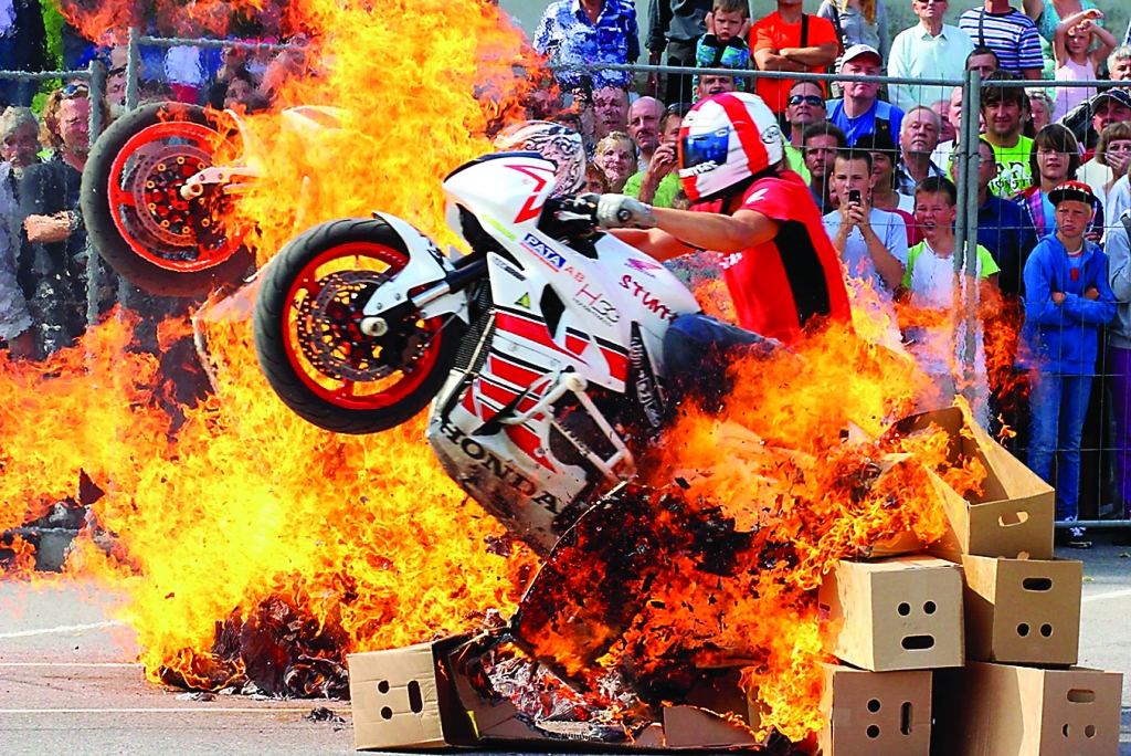 Tas ir jāredz – Smiltenē ar šovu atgriežas bezbailīgais moto frīstailers Jānis Rozītis ar savu komandu “Stuntfighters”.                               

Autors:  VALDIS PAEGLIS