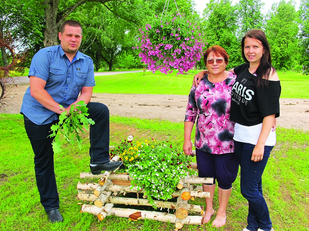 “Kalniešu” saimnieki - Jānis, viņa mamma Daina un māsa Inese - uzskata, ka pie mājas jābūt arī laimes akai.                                                   
Autors:  AIVARS ZILBERS