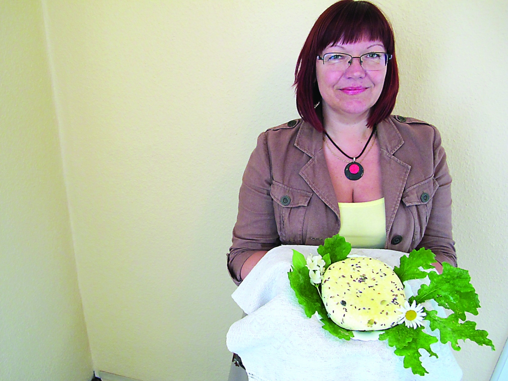 “Ziemeļatvijas” galvenā redaktore Ingūna Johansone Jāņu sieru sien pati un rosina to darīt ikvienam, jo tas ir vienkārši.                     
Autors:   ALDIS DUBĻĀNS