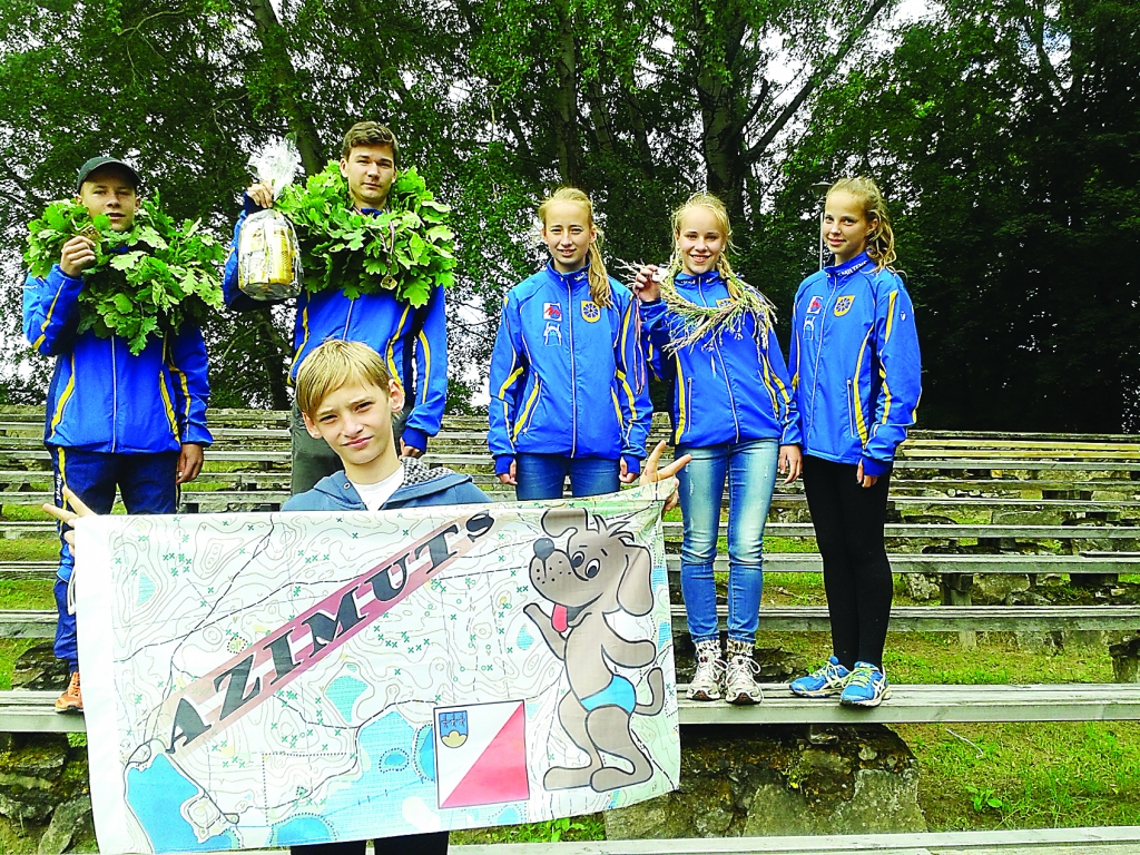 Diena, kad Latvijas orientēšanās sporta vēsturē tika pāršķirta jauna lappuse, atmiņā paliks arī “Azimuts OK-Smiltenes BJSS” komandas dalībniekiem. Vienai no komandām izdevās izcīnīt čempiontitulu jauktajā sprinta distancē.
                                                                                                                                                                                   
Autors:  MĀRIS STABIŅŠ