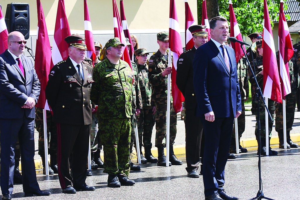 Latvijas aizsardzības ministrs Raimonds Vējonis aicina stiprināt militāro sadarbību starp Baltijas valstīm.                                                      
Autors:  ALDIS DUBĻĀNS