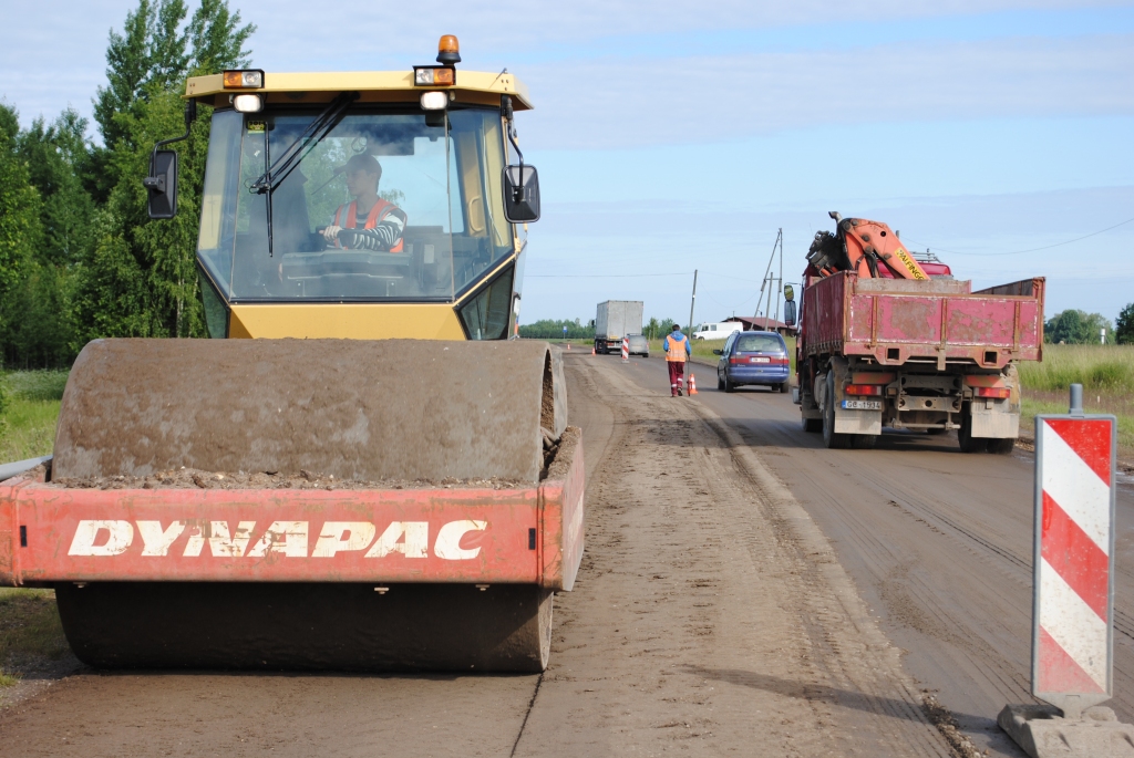 Reģionālā autoceļa Valmiera - Smiltene posmā, Smiltenes novadā, firma “8CBR” sākusi atjaunot virsmas melno segumu gandrīz divu kilometru garā posmā.                                                                                                       
Autors:  SANDRA PĒTERSONE