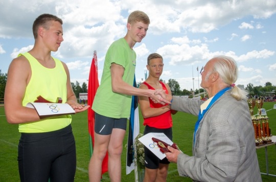  
Kausu no J.Lūša saņem M.Velps 
Autors: Z. Zālamans (Nikon)