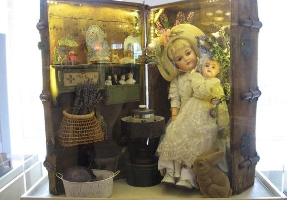 Mākslinieces Ināras Liepas ceļojošā Leļļu Mākslas muzeja izstāde “Kofermājiņu ceļojums” Alūksnes muzejā būs apskatāma līdz 27.augustam. 
Autors: no Alūksnes muzeja albuma