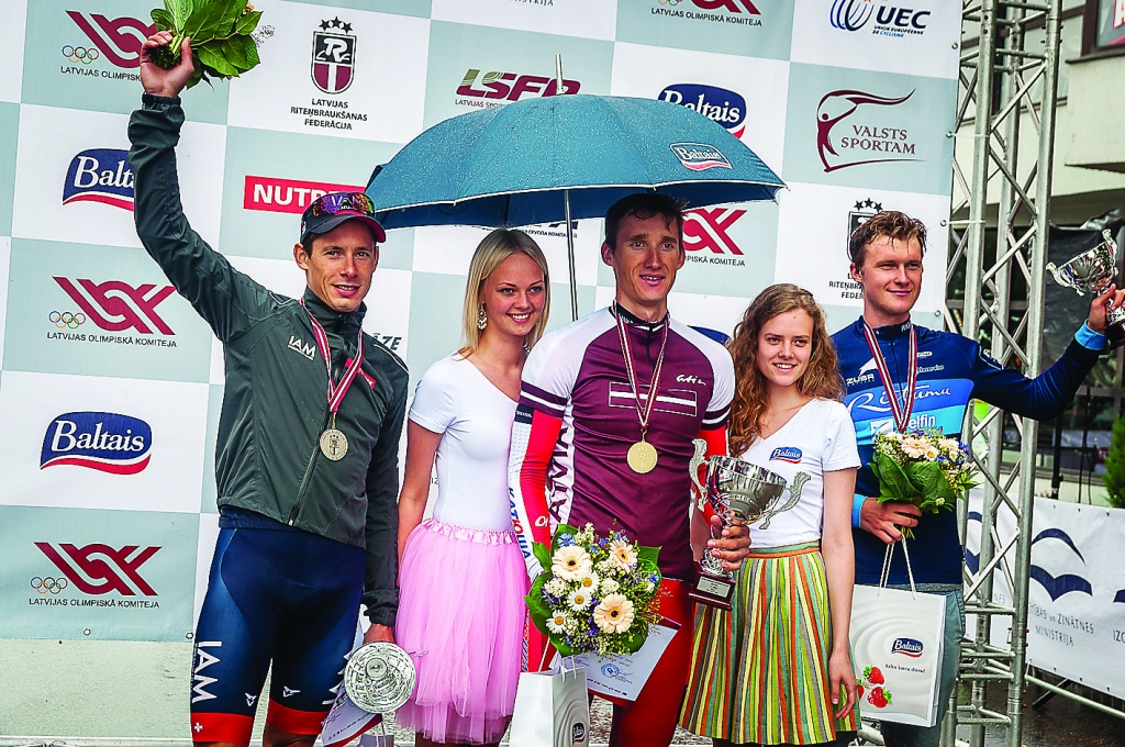 Komandas “Katusha” sportists smiltenietis Gatis Smukulis (vidū) aizvadītās nedēļas nogalē izcīnīja Latvijas čempiona titulu šosejas riteņbraukšanā individuālajā braucienā, aiz sevis atstājot Alekseju Saramotinu (no kreisās) un Andžu Flaksi.                                                                                  
Autors: AGNIS MELDERIS