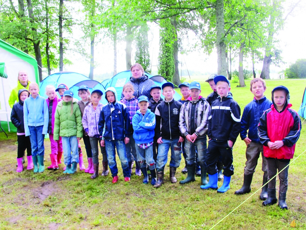 No rīta bērni kārtojas rindā, lai dotos vingrot uz netālo sporta laukumu.                                                                                                                   
Autors: AIVARS ZILBERS