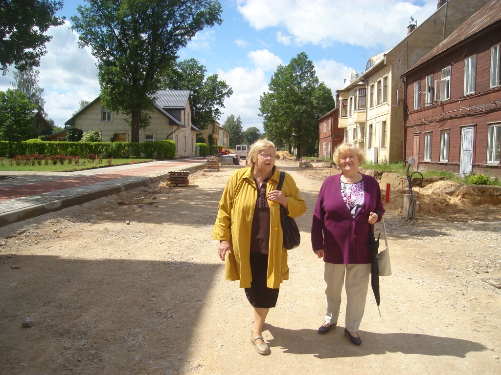  Satiksmei Strenčos būvdarbu dēļ joprojām ir slēgta Rīgas iela (attēlā), tālab automašīnas, ieskaitot tranzītu, novirzītas pa citām ielām, radot neērtības nomaļāko ielu iedzīvotājiem. Pensionāres Māra Čukste (no kreisās) un Anna Leite neērtības pilsētas centrā uztver ar smaidu, -  “ja netiekam augšā uz jaunā trotuāra, sakām celtniekiem, lai viņi mūs uzceļ”.
Autors: SANDRA PĒTERSONE