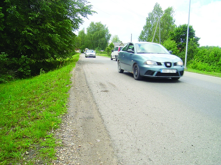 Apvedceļam izmantotās Pulkveža Brieža (attēlā), Beverīnas un Slimnīcas ielas ir šauras, vietām – bez pietiekami platām nomalēm, un iedzīvotāji uzsver, ka satiksme pa tām nav droša.
Autors: SANDRA PĒTERSONE