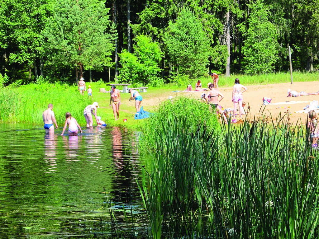 Pirmās karstās dienas atdzīvinājušas Zāģezera pludmali. 
Autors: AIVARS ZILBERS