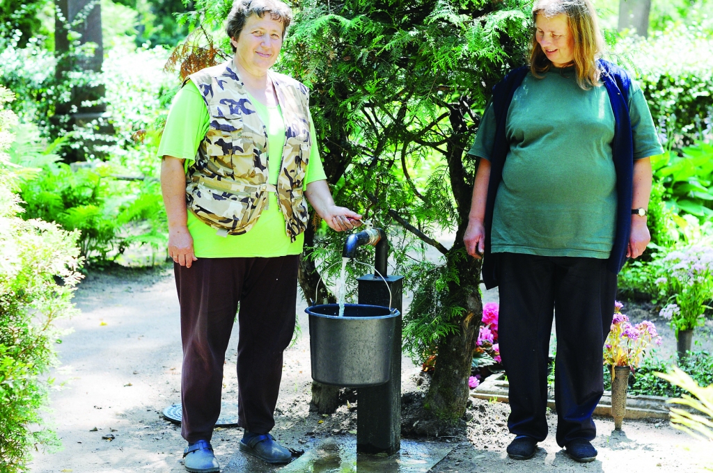 Smiltenes kapsēta šogad pirms kapu svētkiem piedzīvojusi lielas pārvērtības. Cilvēki priecājas par jaunajiem ūdens krāniem, teic “Smiltenes NKUP” kapu strādnieces Liesma Zālīte (no kreisās) un Anna Kuzmina. 
Autors: SANDRA PĒTERSONE