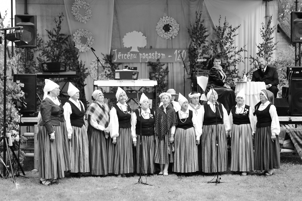 Svinīgajā stundā starp Krīdenera pāra dialogiem dziedāja vietējā folkloras kopa “Mežābele”.  
Autors: AIVARS ZILBERS