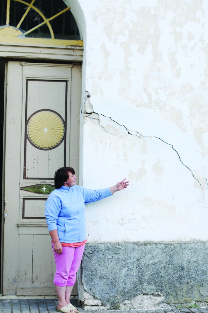 Valsts nozīmes arhitektūras pieminekļa – Palsmanes luterāņu baznīcas – ārsienu un iekštelpas izrobo plaisas, jo pamatu dēļ sācis šķiebties zvanu tornis. Remontam vajag 50 tūkstošus eiro, saka draudzes priekšniece Ināra Līkuma.  
Autors: SANDRA PĒTERSONE