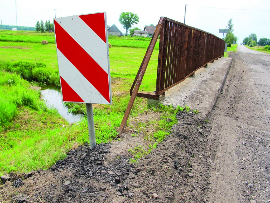 Ja laikapstākļi ļaus, tad šodien Vijciema pagastā pabeigs tiltu remontdarbus pār Stampupīti un Viju. 
Autors: ALDIS DUBĻĀNS