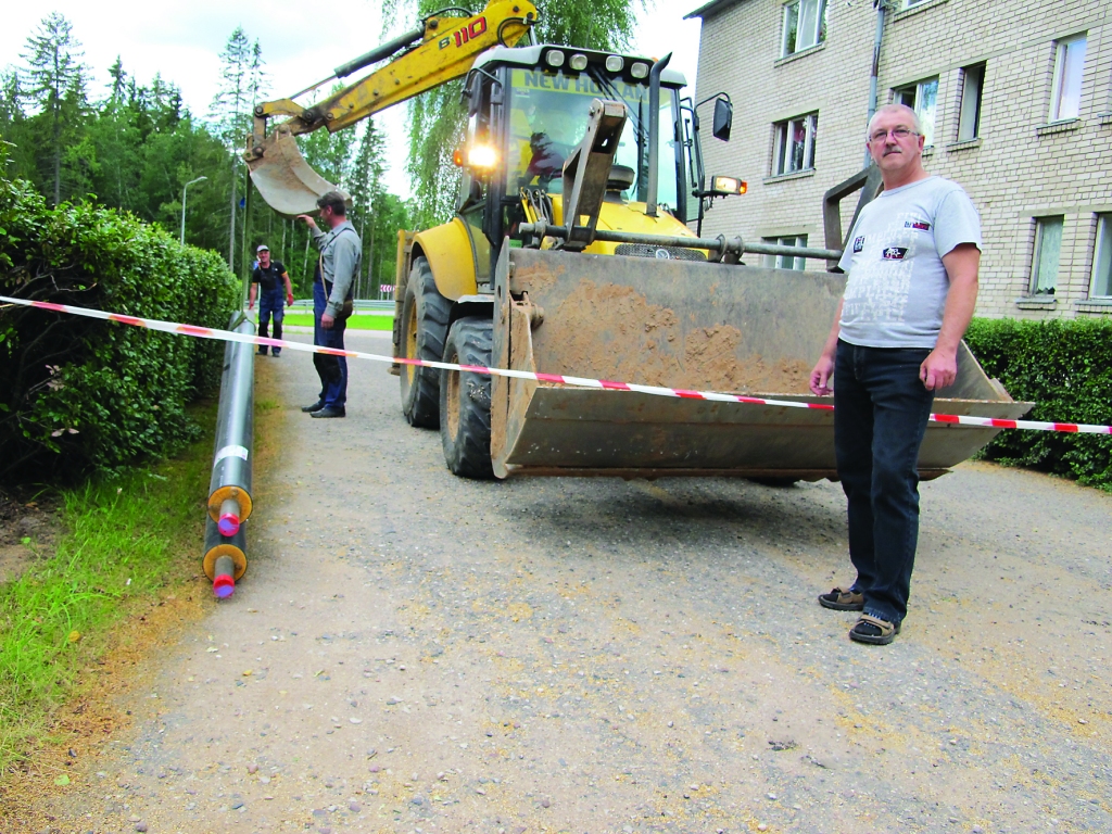 Valkas novada domes Siltumapgādes nodaļas vadītājs Dzintars Rudzītis (no labās) kopā ar atslēdznieku-metinātāju Vladimiru Sviridenko un atslēdznieku Edvīnu Krūmiņu plāno, kā labāk nomainīt siltumtrases caurules.  
Autors: ALDIS DUBĻĀNS
