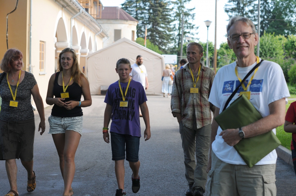  Jāni Ozolu no Kanādas (pa labi) patīkami pārsteidz, ka “3x3” saietā Smiltenē piedalās tik daudz jaunās paaudzes. Kopā ar bērniem  Lauru un Raivi ieradušies arī jelgavnieki Ieva un Normunds Hofmaņi. 
Autors: SANDRA PĒTERSONE