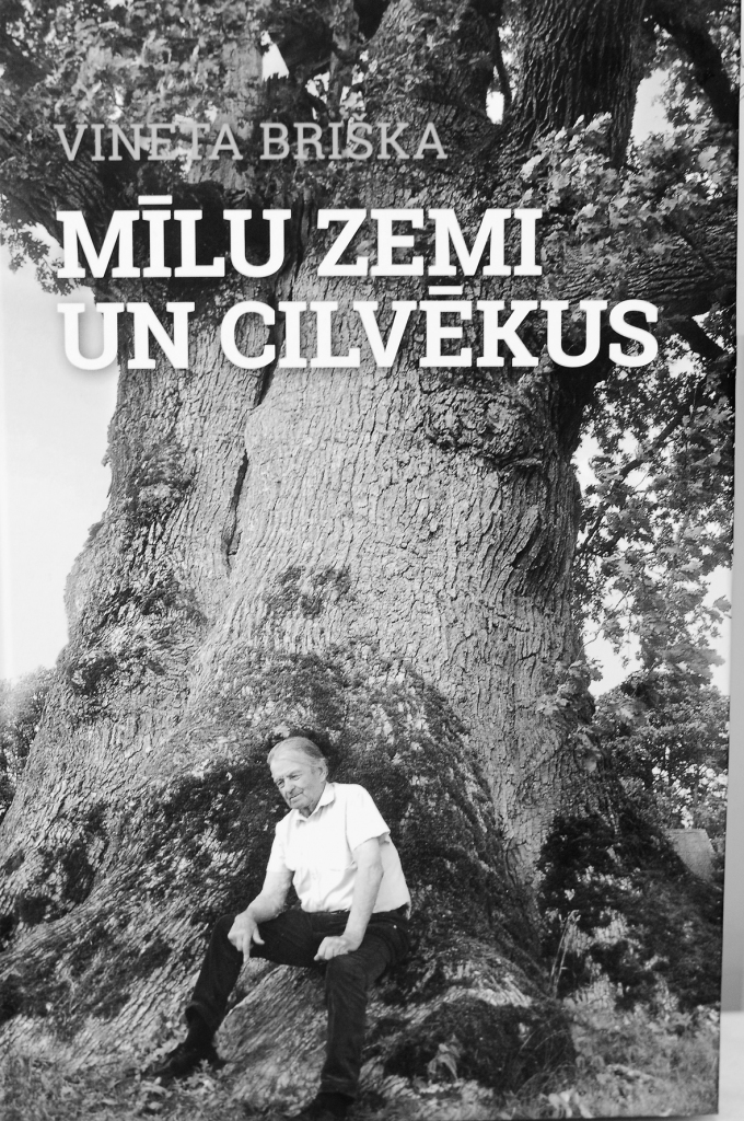 Klajā nākusi grāmata par bijušo kolhoza “Oktobris” priekšsēdētāju Ēvaldu Viļumsonu “Mīlu zemi un cilvēkus”.  
Autors: SANDRA PĒTERSONE