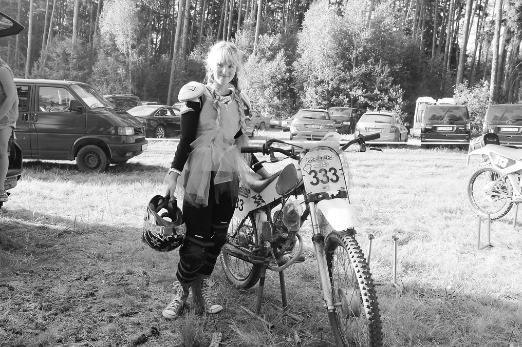 “Valkas Vanagu” dalībniece Laura Gredzena trasē dodas spilgti sārtā kleitā.                                                                                                  
Autors: NO KLUBA ARHĪVA