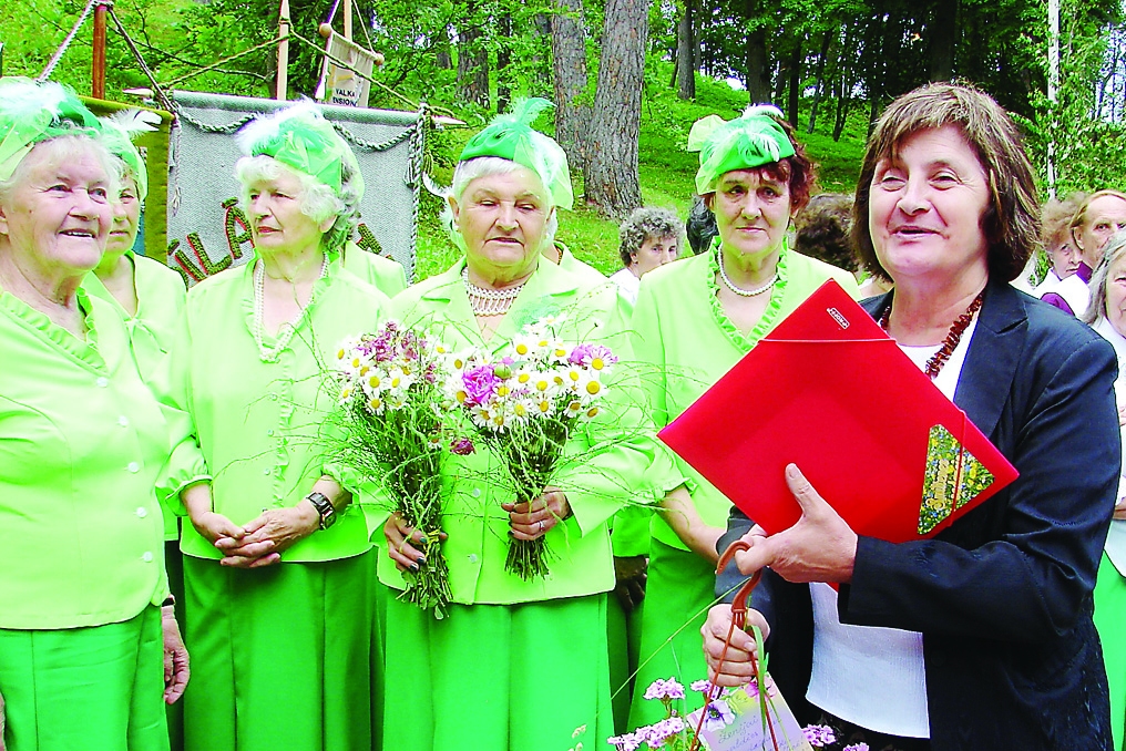 Ženija Daudziete (pirmā no labās) rūpējas par to, lai senioru deju kopu dejotāji vienkopus varētu satikties festivālā “Liliju plaukumā”, kas tradicionāli notiks Blomē. 
Autors: SANTA SINKA