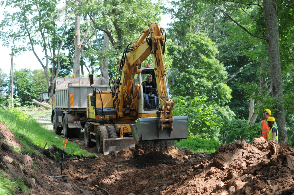 Pirmais atradums objektā ir ķieģeļa fragments uz kura ir burts S vai Z. “Pētīsim, vai ķieģelis varētu būtu veidots kādā no vietējiem cepļiem,” stāsta arheoloģe Madara Petrova. 