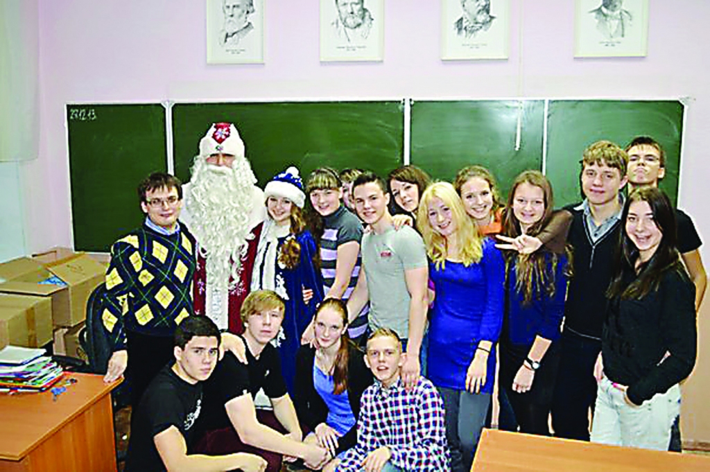 Smilteniete Annija Lukaševica visu aizvadīto mācību gadu mācījās vienā no Krievijas pilsētas Ņižņijnovgorodas skolām un kopā ar citiem “AFS” apmaiņas programmas jauniešiem pabija ekskursijās uz Maskavu, Sanktpēterburgu un Surgutu (attēlā – ar hantu mazuli).   
Autors: NO PERSONĪGĀ ARHĪVA