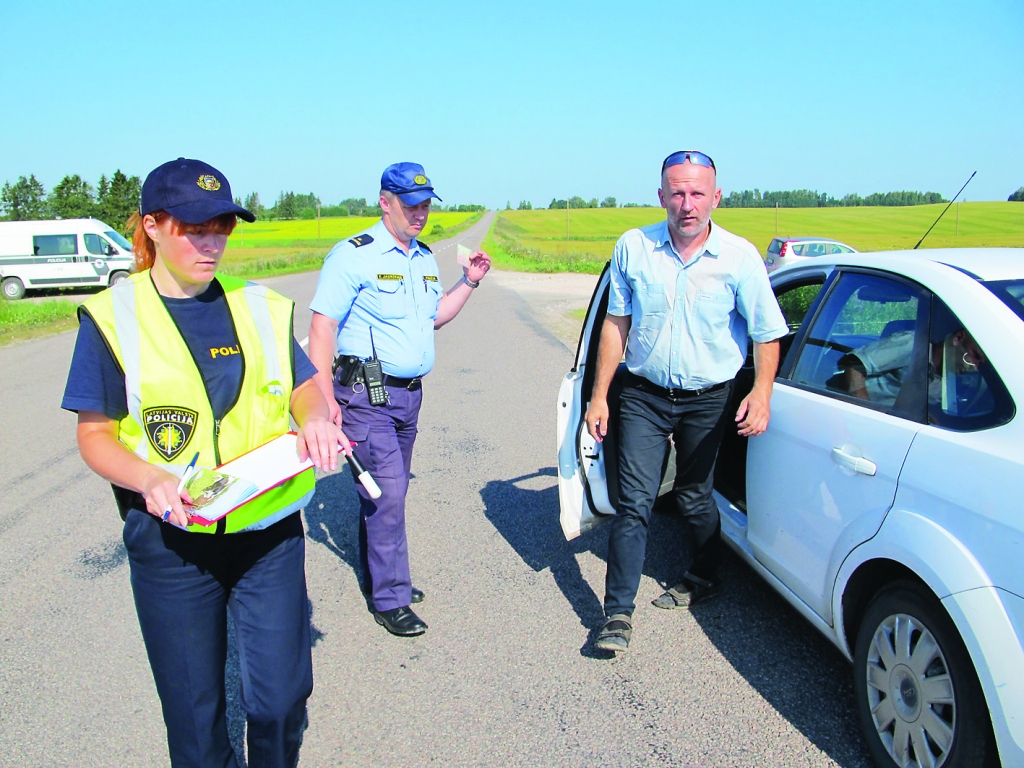 Valkas novadā policisti visu diennakti pārbauda transportu Ērģemes pusē. 
Autors: AIVARS ZILBERS