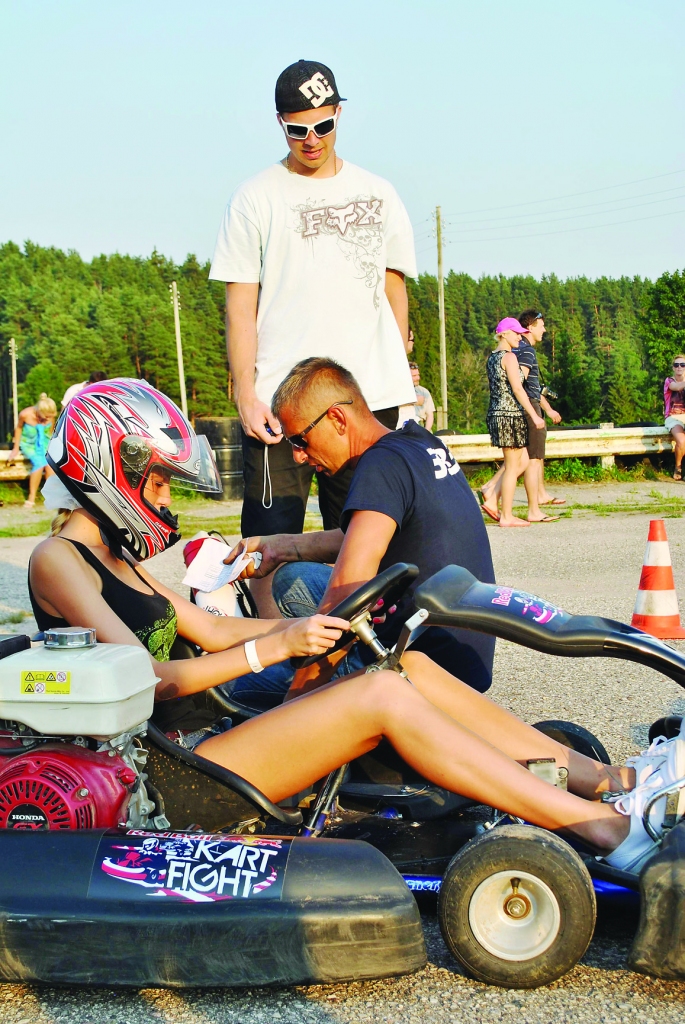 Jau nākamajā nedēļā Smiltenē, Tepera trasē, atgriezīsies “Red Bull Kart Fight” amatieru sacensības, kas vienmēr raisījušas lielu interesi. 
Autors: SANTA SINKA