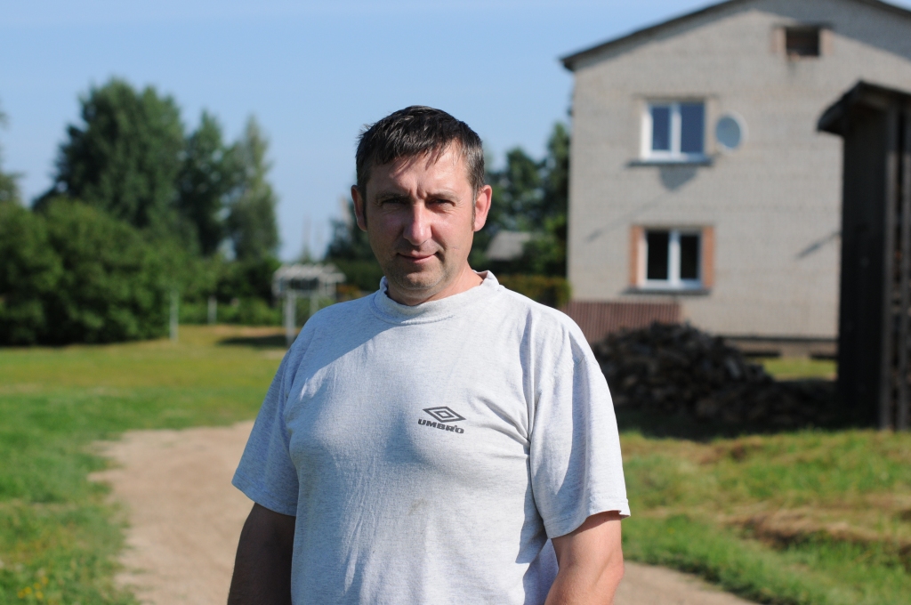 Vācot parakstus par labu dolomīta karjeram, grundzālietis Laimonis Irbe pats bijis pārsteigts par savākto parakstu lielo skaitu
Autors: SANDRA PĒTERSONE