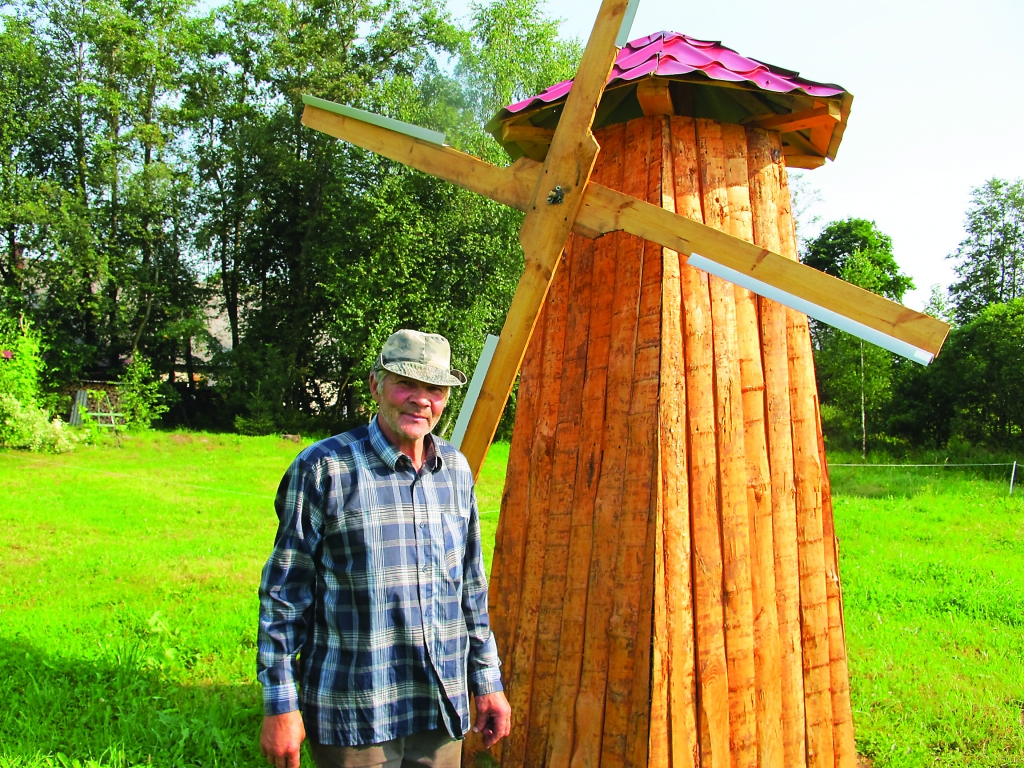 Māris Bette stāsta, ka dzirnavas piesaistījušas vairāku garāmbraucēju uzmanību.                                                                                                    
Autors:  AIVARS ZILBERS