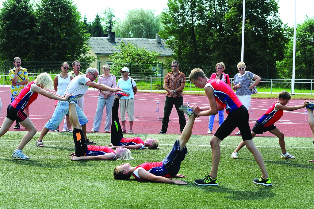 Vizītes laikā Krievijas pilsētas Porhovas sporta ekspertu delegācijai tika izrādīts arī tikko rekonstruētais Smiltenes stadions un sporta skolas vieglatlētikas grupas atklātais treniņš. Treniņa metodes piesaistīja arī vietējo sporta skolotāju interesi.                                                                                  
Autors:  SANDRA PĒTERSONE