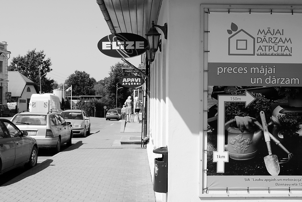 Smiltenes pilsētas centrs ir pilns ar dažādām reklāmas izkārtnēm un objektiem, kas mudina iedzīvotājus atvērt uzņēmuma un iestāžu durvis, taču to īpašniekiem jāpatur prātā un jāievēro pašvaldības saistošo noteikumu prasības.                                                                                                                                                                    
Autors:  SANTA SINKA