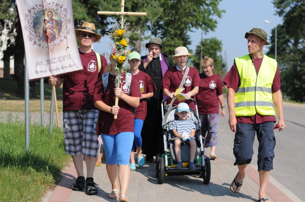Pirmdien ceļā uz Aglonas baziliku kājām devās arī Smiltenes Romas katoļu draudzes svētceļnieki.  Visu garo ceļu ar viņiem kopā būs draudzes priesteris Pāvels Kamola. 