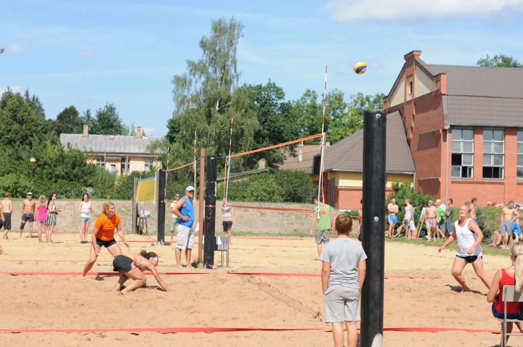  Strenču novada turnīrā pludmales volejbolā sieviešu konkurencē uzvarēja Latvijas un Itālijas duets Ilze Bičevska/Ilaria Fusilli (abas - no kreisās), kurām izšķirošajā spēlē izdevās uzveikt  strencēnietes Martu Gaigalu un Rūtu Ribeli. 
Autors: SANDRA PĒTERSONE