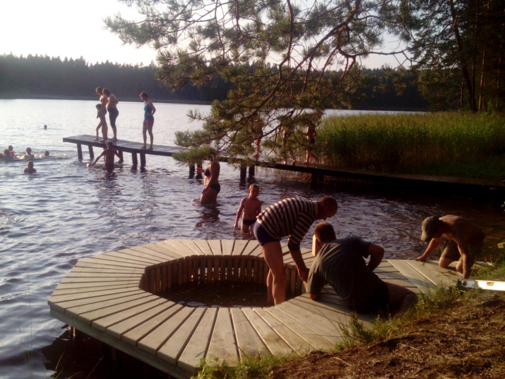 Dodoties peldēties Niedrāja ezera galvenajā peldvietā piektdienas pievakarē, atpūtniekus sagaidīja pārsteigums – pēc VAS “Latvijas valsts meži” pasūtījuma tika ierīkots baseins pašiem mazākajiem.                        
Autors:  SANTA SINKA
