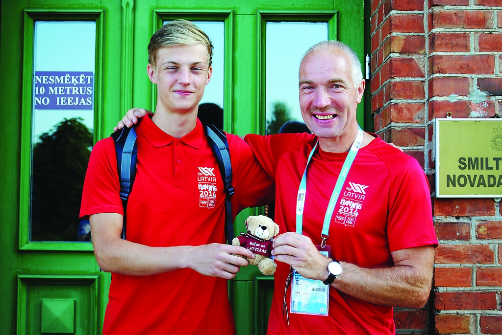 Vakar uz Pasaules II Jaunatnes Olimpiādi Ķīnā devās smiltenieši šķēpmetējs Jāzeps Groza un viņa treneris Guntars Markss.      
Autors:   SANDRA PĒTERSONE