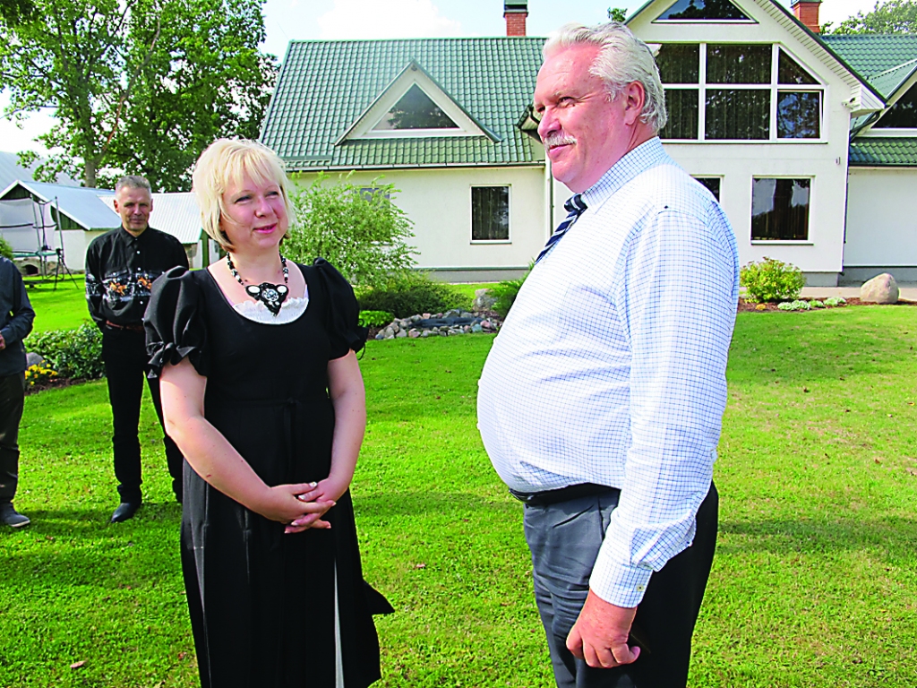 Zemkopības ministru Jāni Dūklavu “Cālīšu” pagalmā gaidīja pārsteigums. Viņu Ilvija Jakovina sagaidīja ar govi, kas runā.                                                                                                                                                                 
Autors:  AIVARS ZILBERS