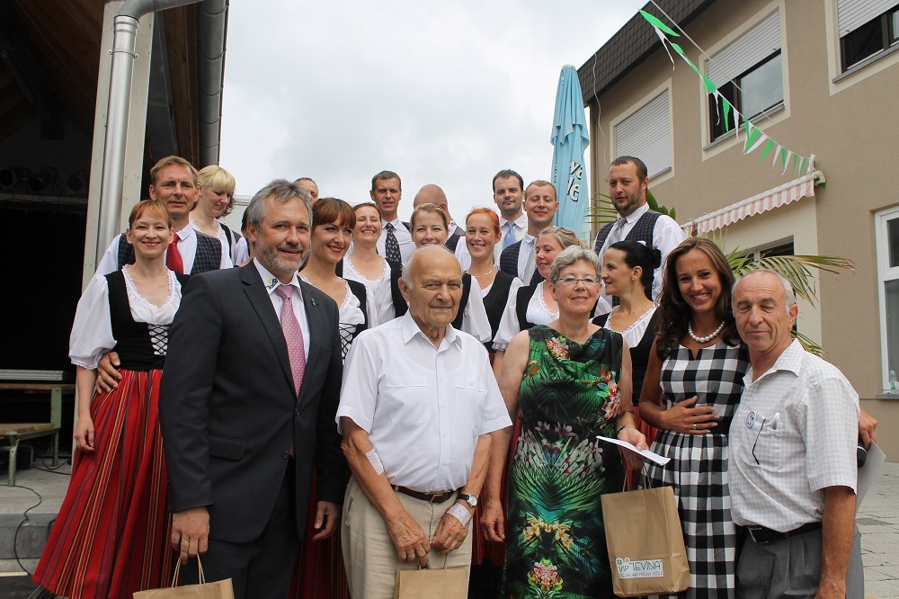 Kopā ar dejotajiem  no kreisās puses Vīzenbahas mērs Ēriks Grabenbauers, Valters Vestermans, Brigitte Staubere (Smiltenes sadraudzības biedrības priekšsēdētāja), Ilze Staubere (smilteniete un 