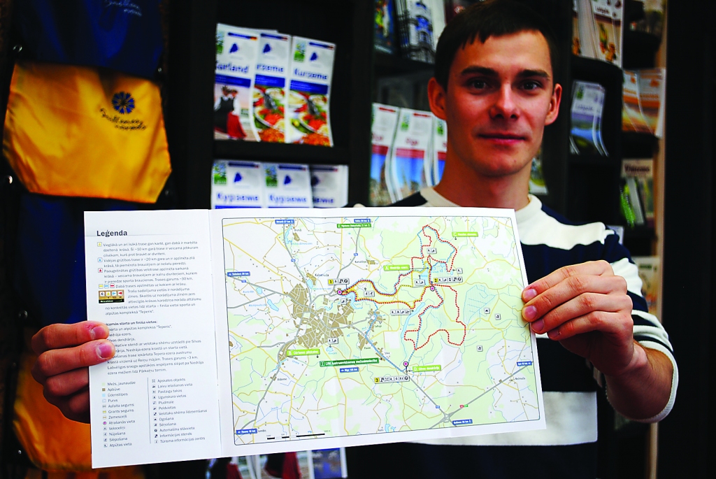 Smiltenes novada tūrisma informācijas centra tūrisma speciālists Modris Apsītis stāsta, ka šovasar tūristus visvairāk interesē velotaku maršruti Niedrāja ezera apkārtnē.                                                                              
Autors:  SANTA SINKA