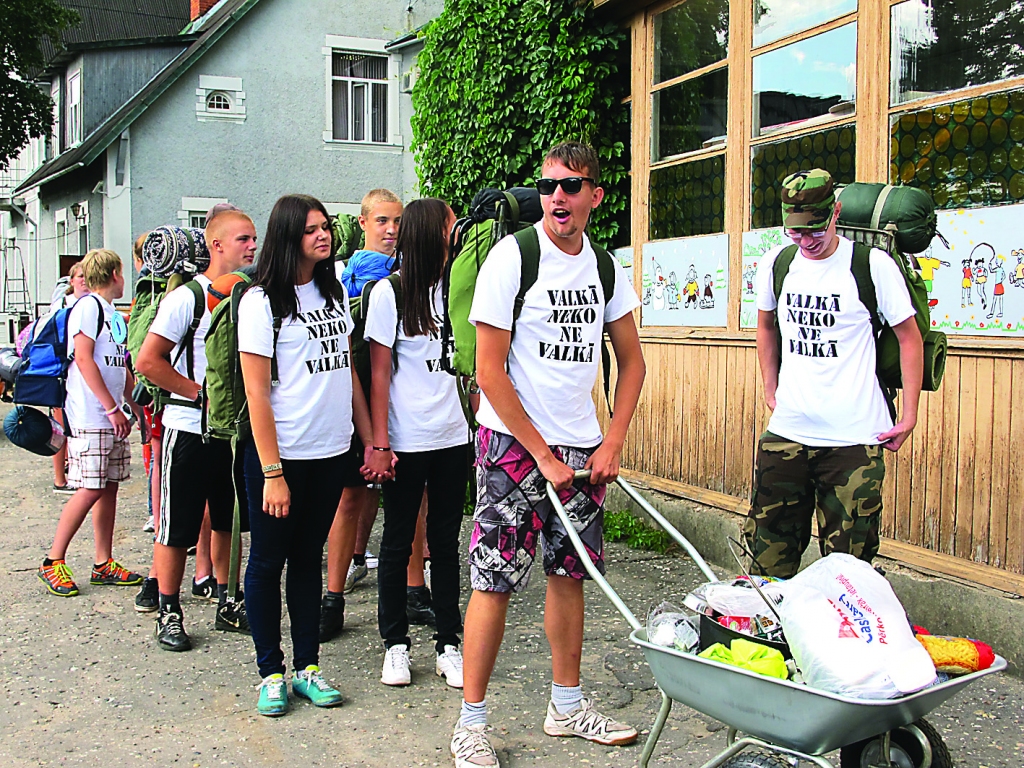 Valkas jauniešu biroja brīvā laika organizators Vilmārs Vesingi daudzdienu pārgājienā “Nesēdi mājās!” bija galvenais pārtikas ķerras stūmējs. 

Autors:   INGA KARPOVA