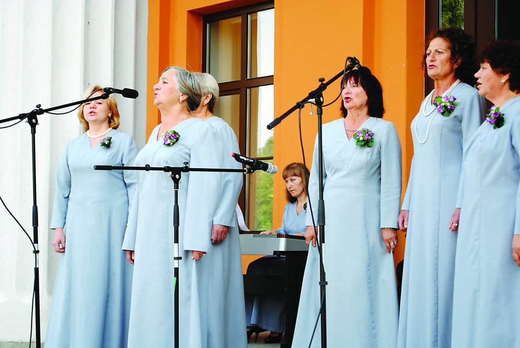 Svētkus ar koncertu atklāja vietējie pašdarbnieki. Uzstājās Sedas vokālais ansamblis “Sudāruška” (attēlā), zumbas dejotājas, bērnu vokālais ansamblis “Varavīksne” un solisti.                                                     
Autors:  SANDRA PĒTERSONE