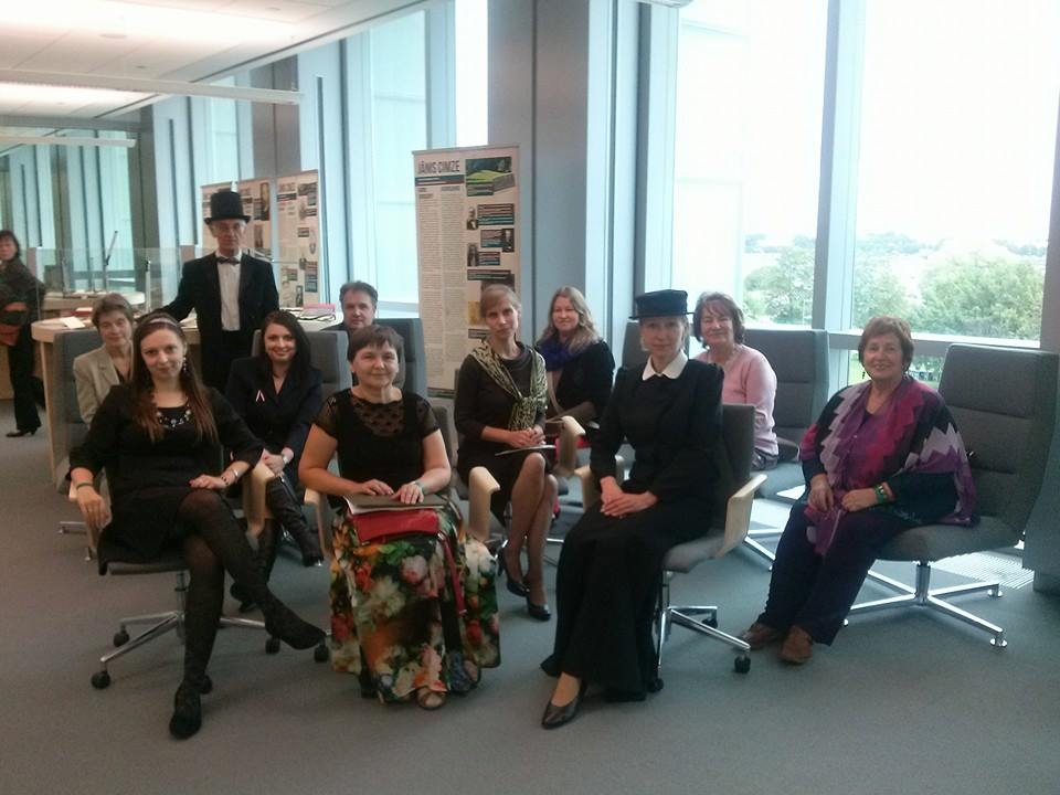  Līga Lāne, Indra Brūvere-Darulienė, Aivars Ikšelis, Tamāra Elziņa, Anita Anitina, Kristīne Ganiņa, Ligita Drubiņa un Mārīte Magone Latvijas Nacionālajā bibliotekā 