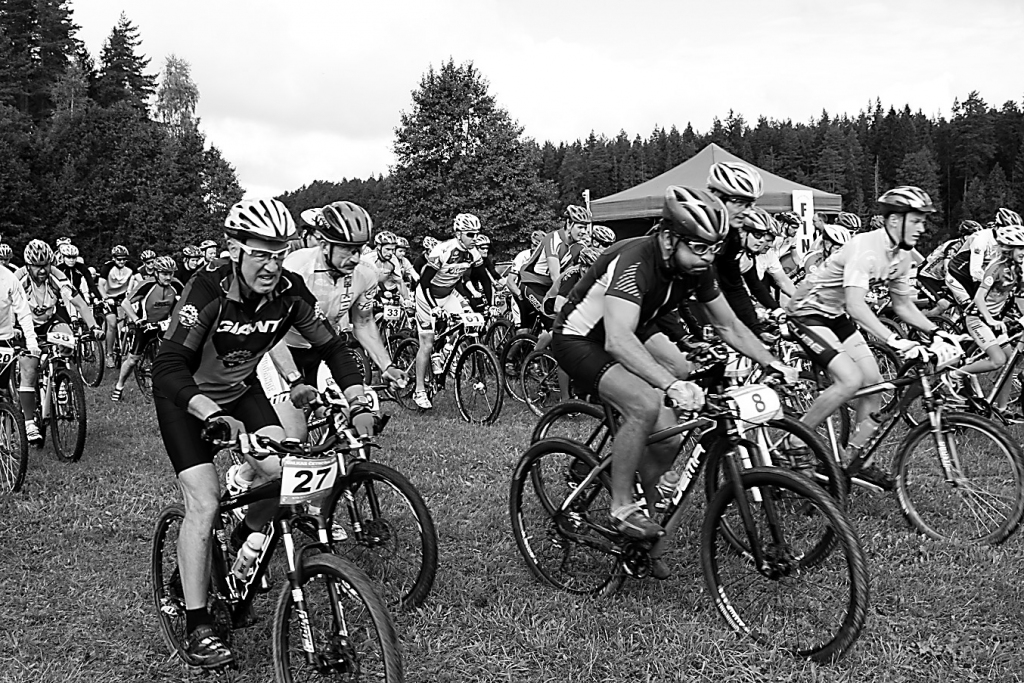 MTB riteņbraukšanas sacensībās “Apkārt Zāģezeram” piedalījās neparasti daudz dalībnieku.    

Autors:  ALDIS DUBĻĀNS