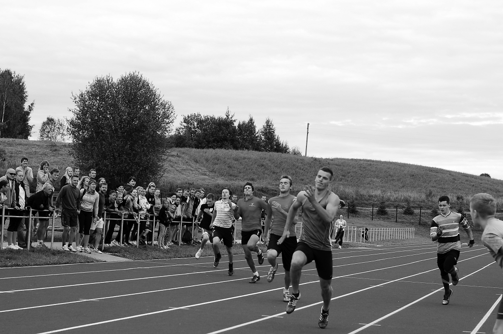 Skrejceļa jaunais segums ir veiksmīgs sportistiem. 100 metru finālā vīriešiem Mārtiņš Strazdiņš (priekšplānā) uzrādīja atzīstamu rezultātu - 11,2 sekundes.