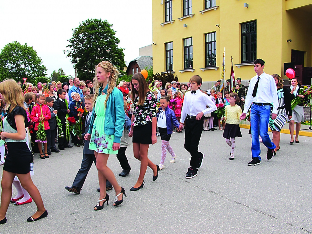 Jaunais mācību gads Valkas pamatskolas saimei sākās Lugažu laukumā, kur viņiem uz pavisam neilgu brīdi pievienojās arī Valkas ģimnāzijas skolēni un pedagogi.                                                                              
Autors:   INGA KARPOVA