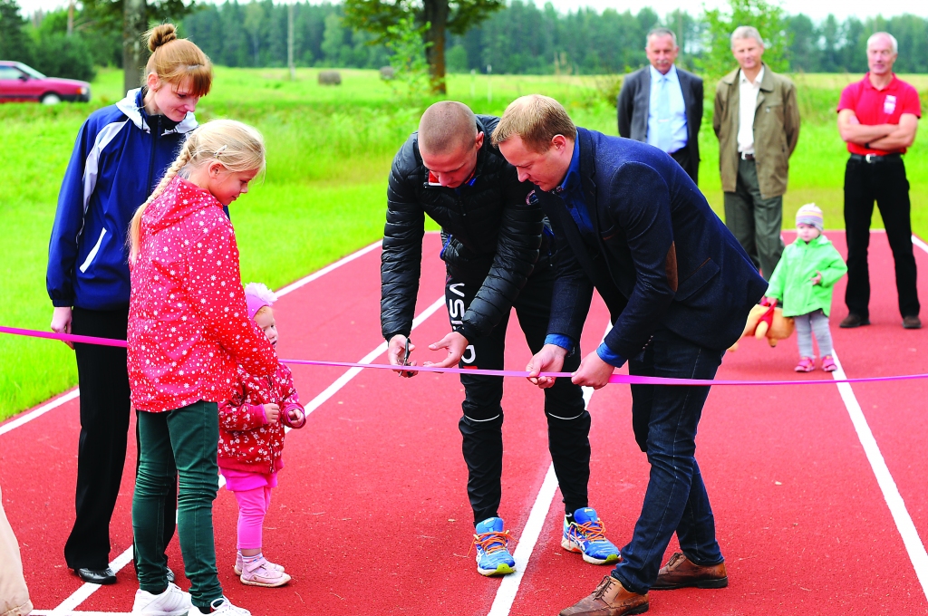  Šis sportiskajā Grundzāles pagastā ir vēsturisks brīdis. Pagasta pamatskolas sporta laukumā ir atklāts jaunais vieglatlētikas skrejceļš, kura segums ļauj pienācīgi izkopt sprintera dotības.                              
Autors:  SANDRA PĒTERSONE