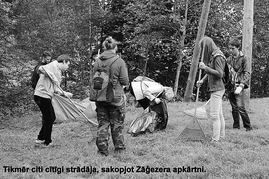 10.a klases audzēkņi sakopj Zāģezera apkārtni.                 
Autors:   NO SKOLAS ARHĪVA 