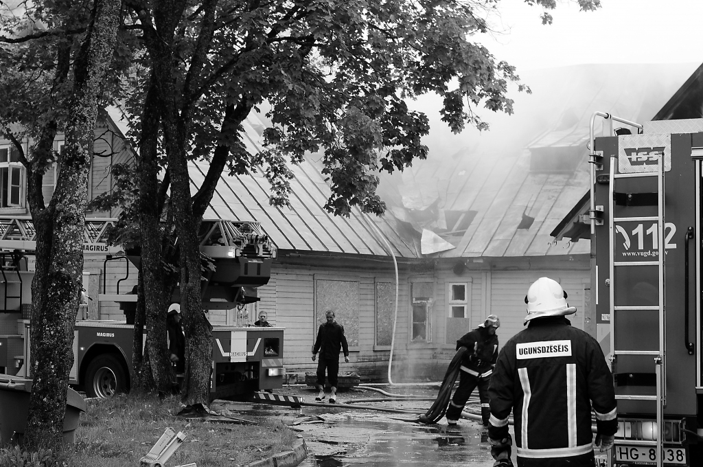 Ugunsdzēsēji vēl no rīta turpināja dzēšanas darbus kādreizējā poliklīnikā.                                                                                                                 
Autors:  AIVARS ZILBERS