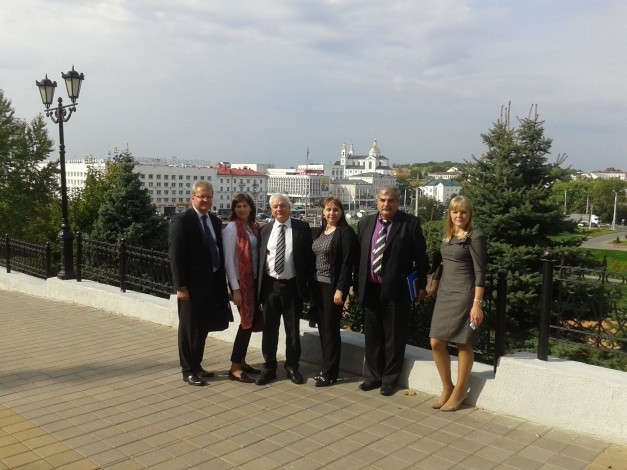 Piensaimnieku vizītē Vitebskas apgabalā, kas tika organizēta saskaņā ar zemkopības ministra Jāņa Dūklava (ZZS) vadītās delegācijas vizītē Baltkrievijā panākto vienošanos, piedalījās AS 