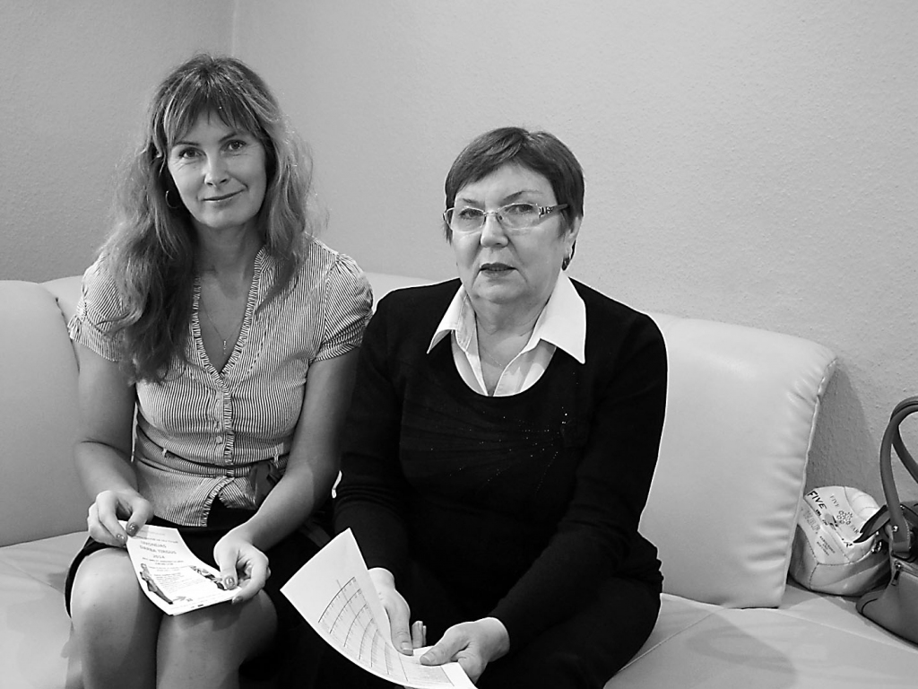 Bezdarbnieku apdrošināšanas kases Valgas nodaļas vadītāja Merike Metsava (no kreisās) un Nodarbinātības valsts aģentūras Valkas filiāles vadītāja Erna Pormeistere uzskata, ka strādniekiem jāmaksā lielākas algas. Tad darba devēji varēs sameklēt nepieciešamos darbiniekus.                                                                         
Autors:  AIVARS ZILBERS